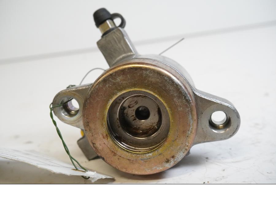 Baksidan på Kopplingslavcylinder från en Suzuki VL 1500 -1998 motorcykel.