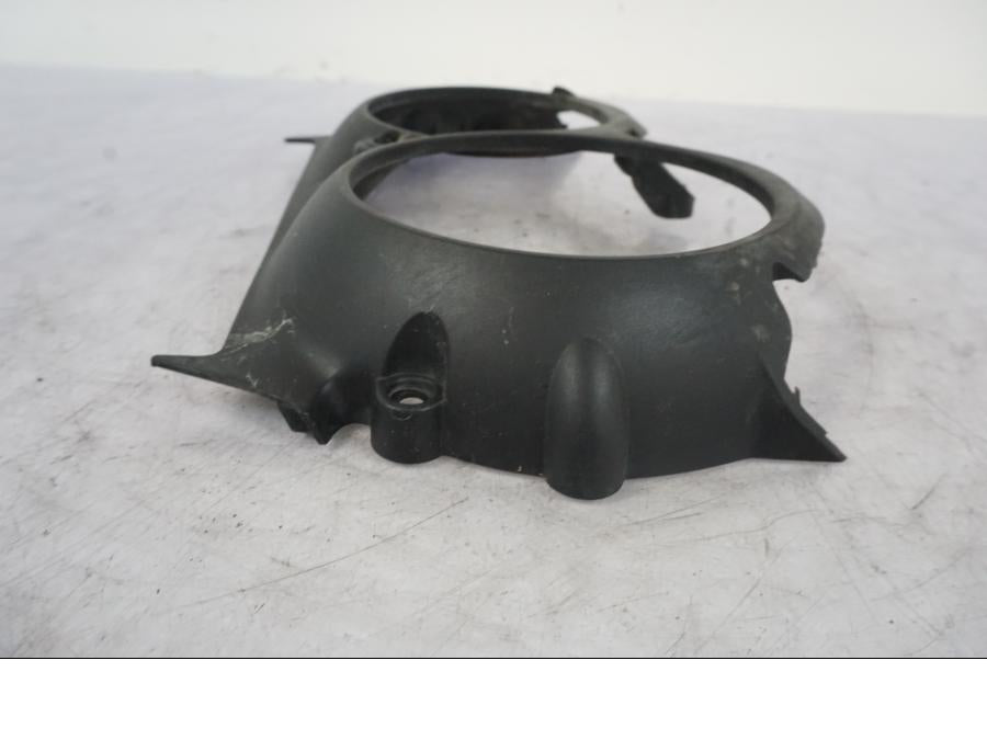 Snett nerifrån på Strålkastarkåpa från en BMW R 1150 GS -2002 motorcykel.