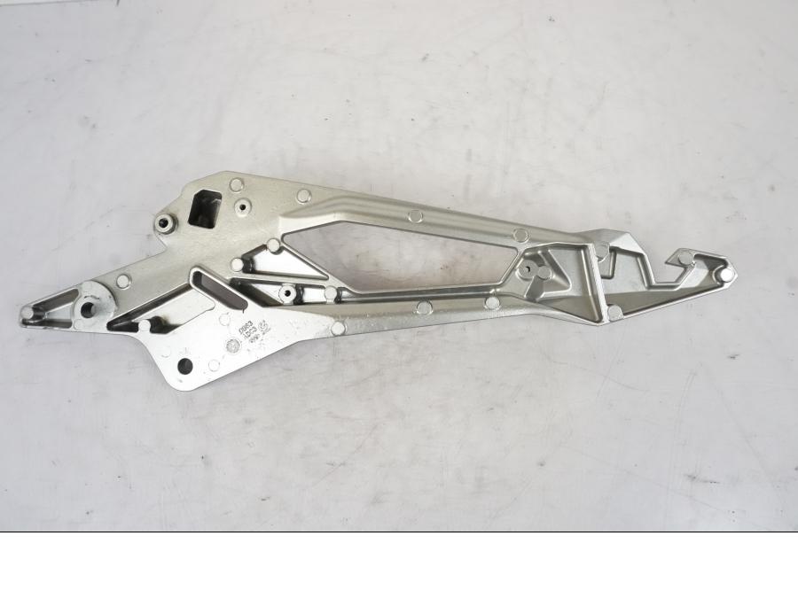 Snett uppifrån på Fotpinnefäste från en Kawasaki Z 800 -2014 motorcykel.