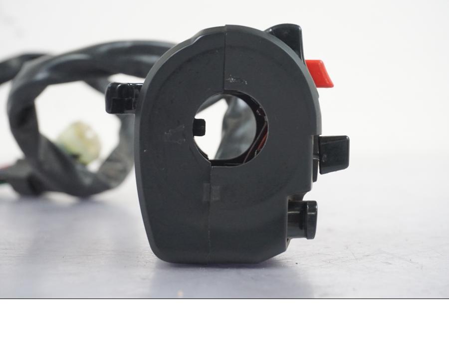 Höger sida på Styrelreglage från en Kawasaki Z 900 -2019 motorcykel.