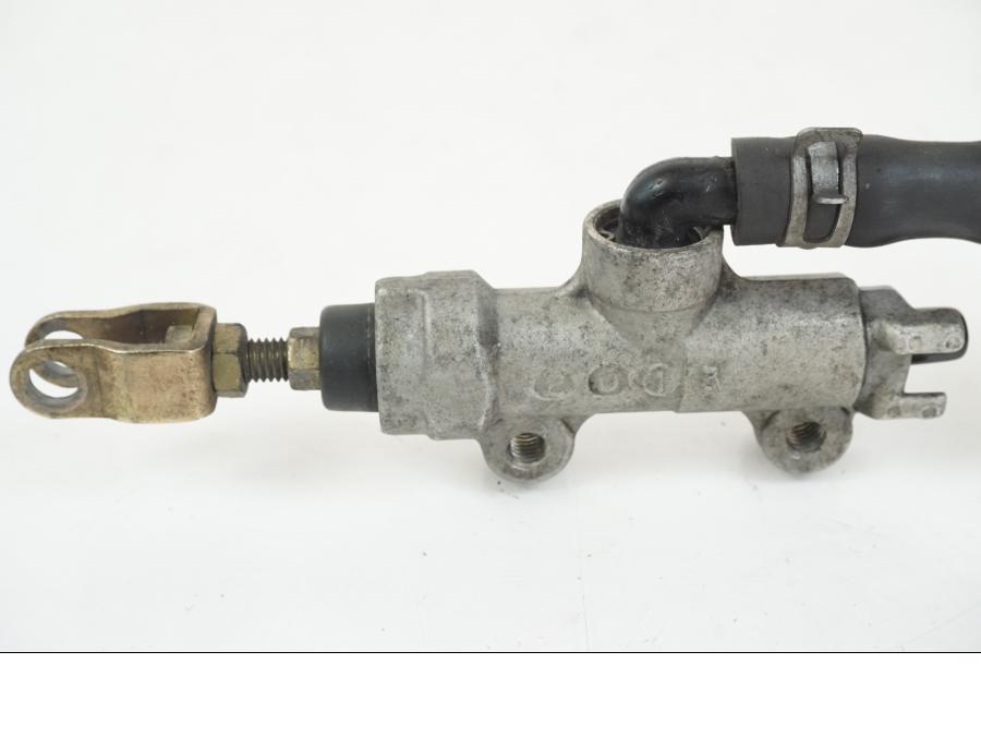 Snett nerifrån på Bromshuvudcylinder från en Kawasaki VN 1500 -1996 motorcykel.