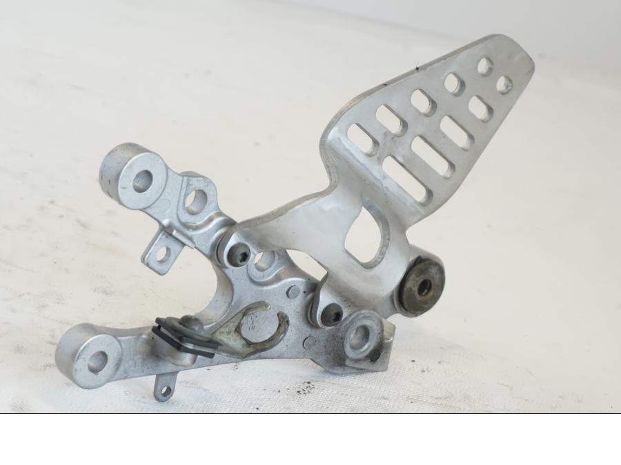 Vänster sida på Fotpinnefäste från en Yamaha YZF R6 -2006 motorcykel.