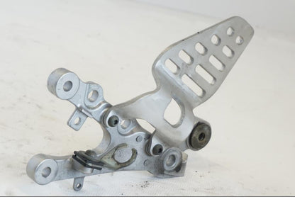 Vänster sida på Fotpinnefäste från en Yamaha YZF R6 -2006 motorcykel.