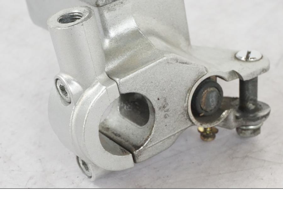 Baksidan på Bromshuvudcylinder från en Suzuki VL 800 -2002 motorcykel.