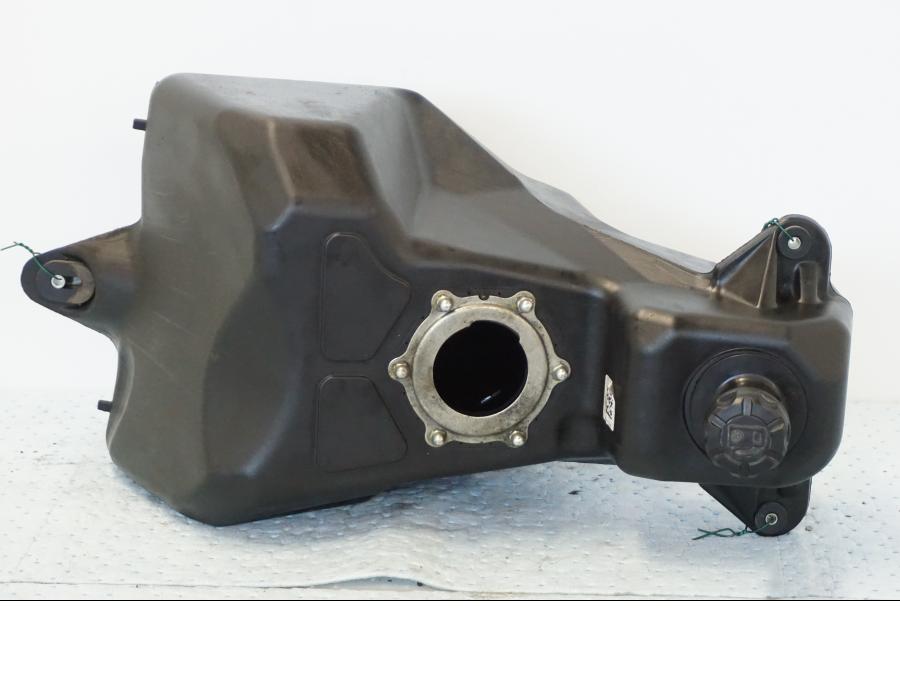 Vänster sida på Bensintank från en Yamaha X-Max 250 -2016 scooter.