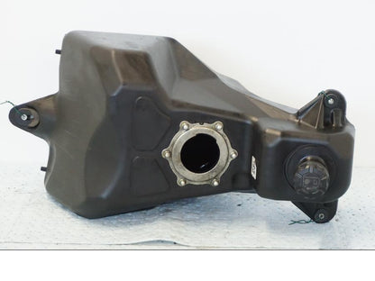 Vänster sida på Bensintank från en Yamaha X-Max 250 -2016 scooter.