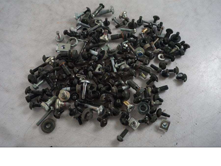 Snett nerifrån på Skruv / Mutter etc från en Yamaha MT 125 -2017 motorcykel.