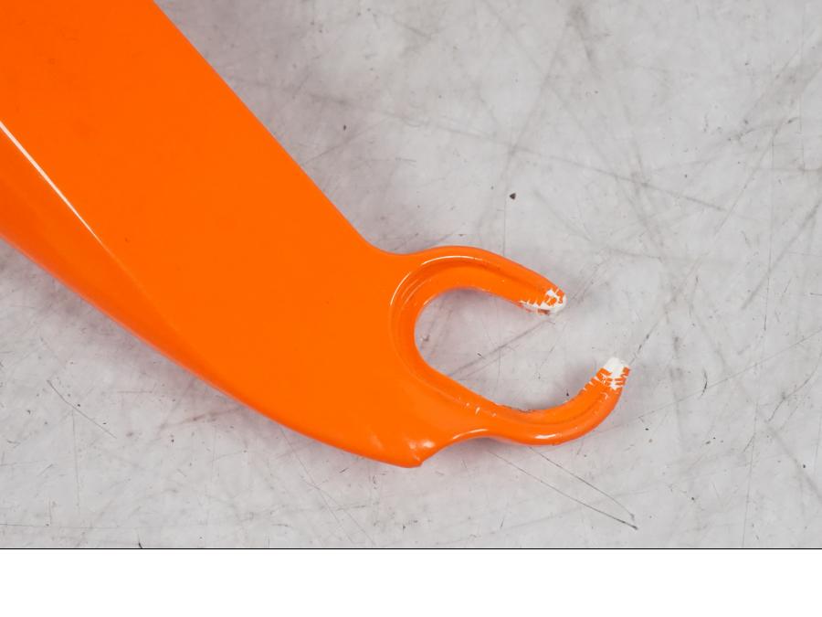 Baksidan på Bensintankskåpa från en KTM 1290 Super Duke R -2022 motorcykel.