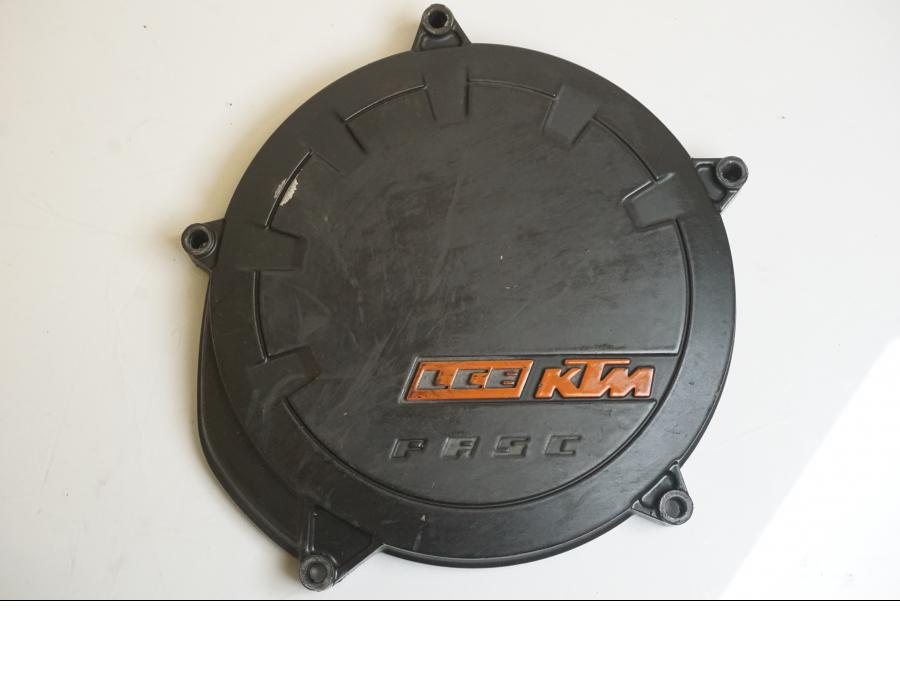 Framsidan på Kopplingskåpa från en KTM 1190 Adventure -2015 motorcykel.