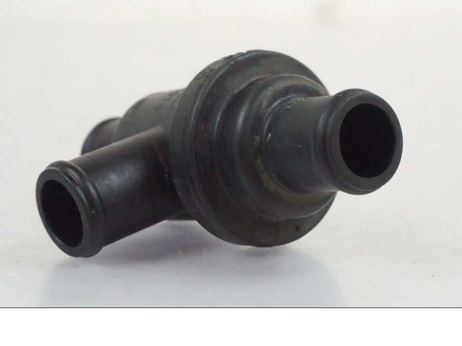 Höger sida på Vattentermostathus från en KTM 390 Adventure -2021 motorcykel.