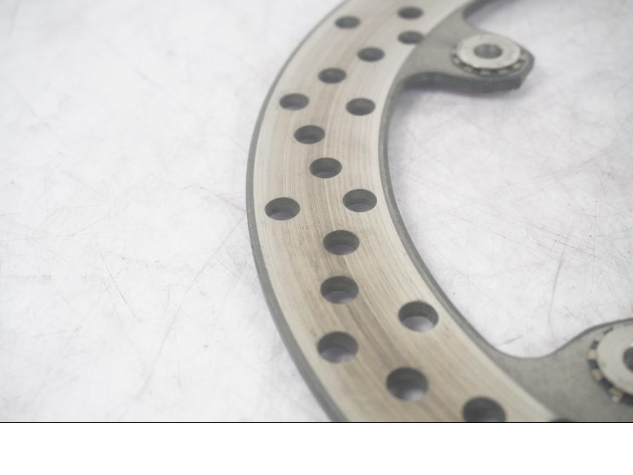 Baksidan på Bromsskiva från en BMW R 1200 RT -2013 motorcykel.