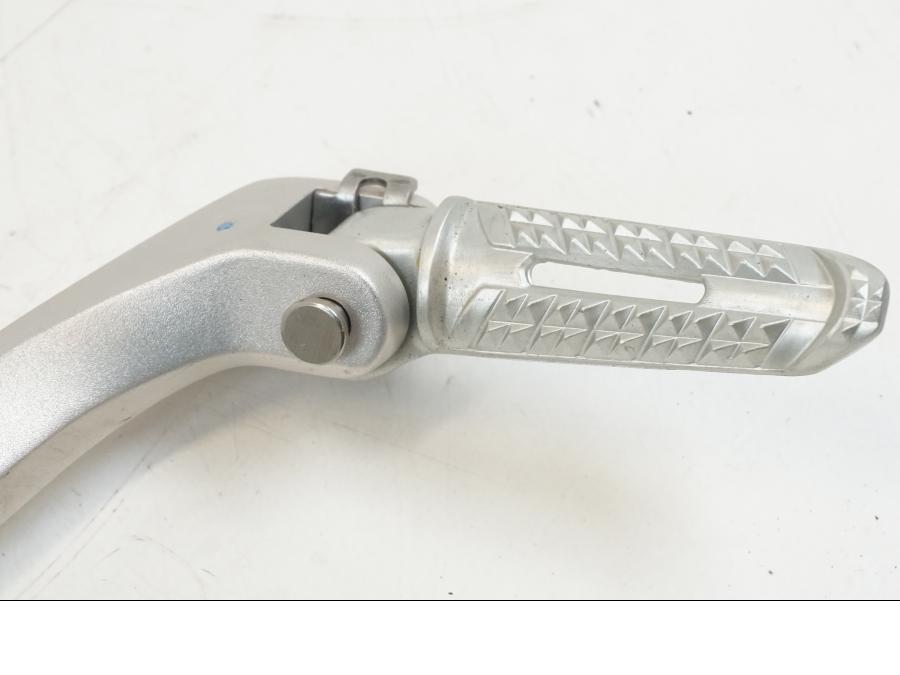 Höger sida på Fotpinnefäste från en Triumph Speed Triple -2021 motorcykel.