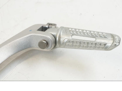 Höger sida på Fotpinnefäste från en Triumph Speed Triple -2021 motorcykel.