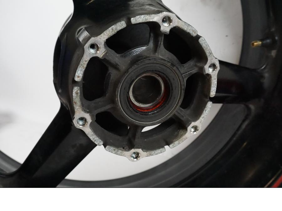 Höger sida på Fälg från en Yamaha YZF 1000 R1 -2002 motorcykel.