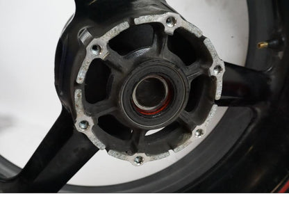 Höger sida på Fälg från en Yamaha YZF 1000 R1 -2002 motorcykel.