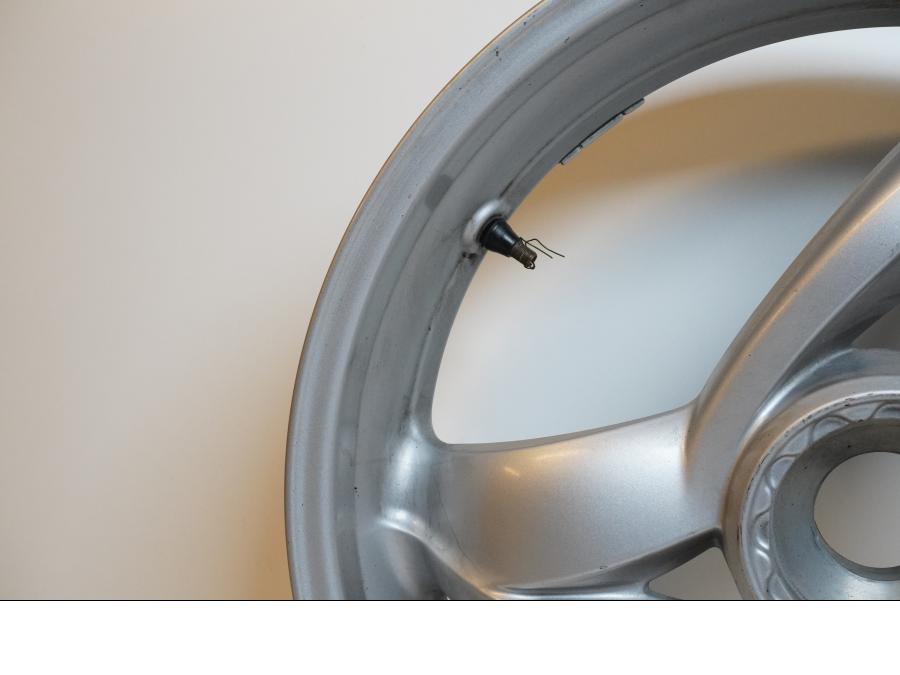 Snett uppifrån på Fälg från en BMW F 650 CS -2002 motorcykel.