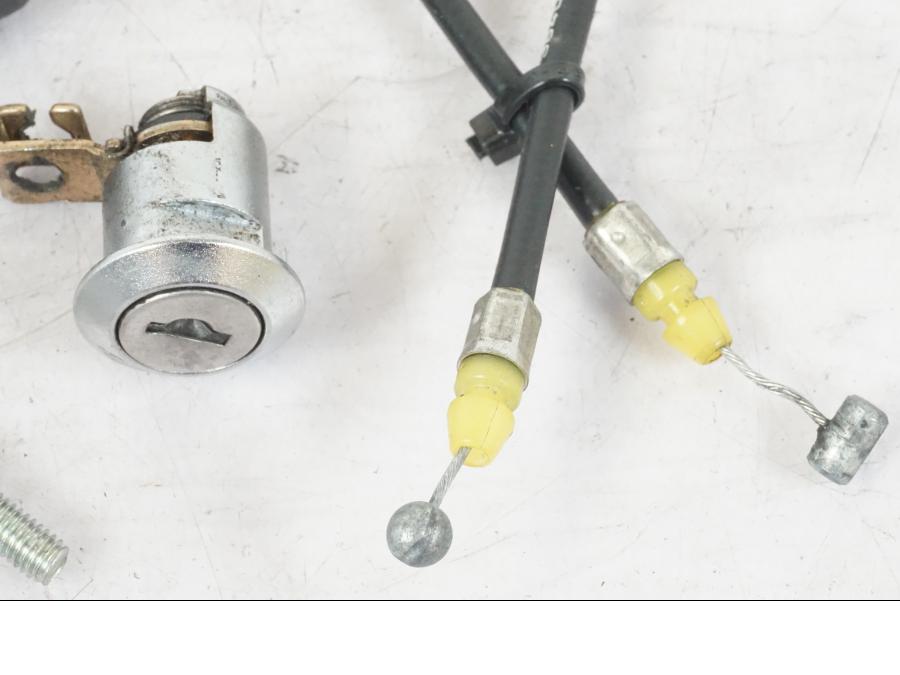 Baksidan på Sadellåsmekanism från en Suzuki GSX-R 750 -2007 motorcykel.