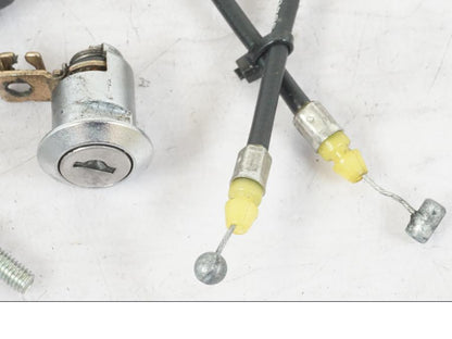 Baksidan på Sadellåsmekanism från en Suzuki GSX-R 750 -2007 motorcykel.