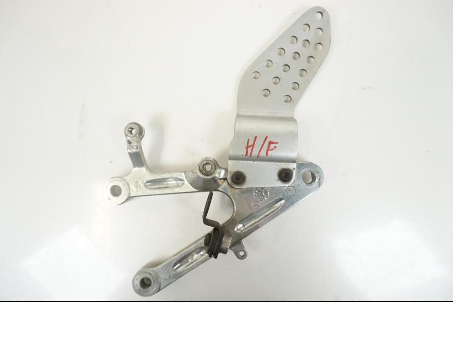 Framsidan på Fotpinnefäste från en Yamaha YZF 1000 R1 -2002 motorcykel.