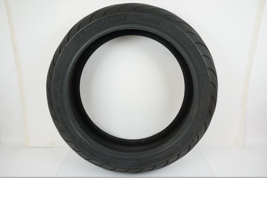 Framsidan på <p>Däck: Michelin Pilot Road 3.</p>

<p>Dimension: 180/55-ZR17 M/C (73W).</p>

<p>Tillv. 1215.</p>

<p>Mönsterdjup: ca. 70 %, lätt plattslitet.</p> motorcykel.