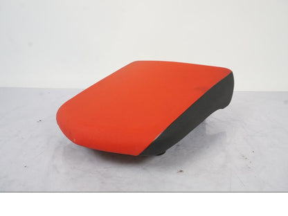 Höger sida på Sadel från en Honda CRF 1000 Africa Twin -2016 motorcykel.