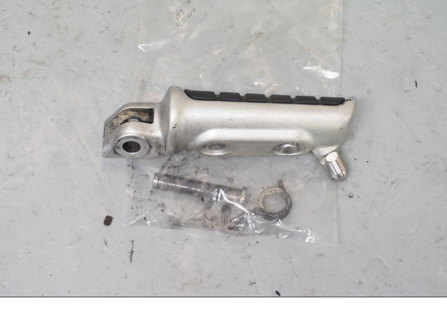 Framsidan på Fotpinne från en Triumph Street Twin -2016 motorcykel.