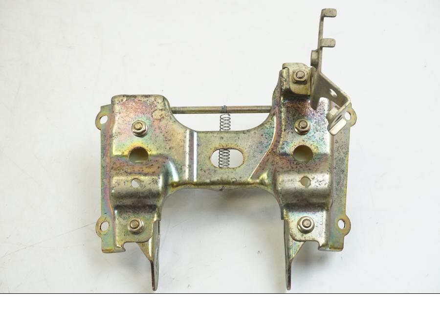 Höger sida på Sadelfäste från en Honda ST 1300 -2002 motorcykel.