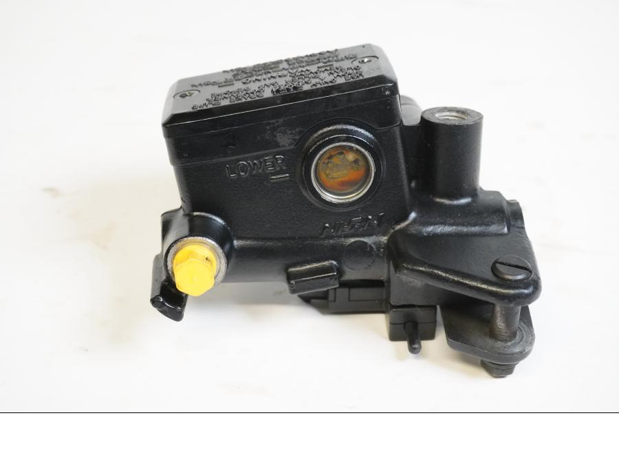 Framsidan på Kopplingshuvudcylinder från en Yamaha XJR 1300 -2000 motorcykel.