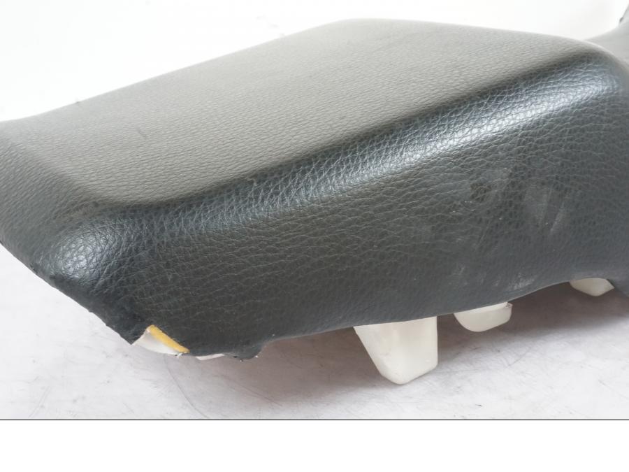 Snett nerifrån på Sadel från en Honda CBR 1000 F -1999 motorcykel.