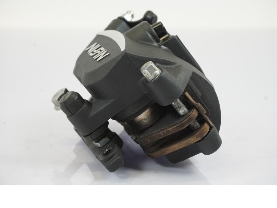 Snett uppifrån på Bromsok från en Triumph Trident -2021 motorcykel.