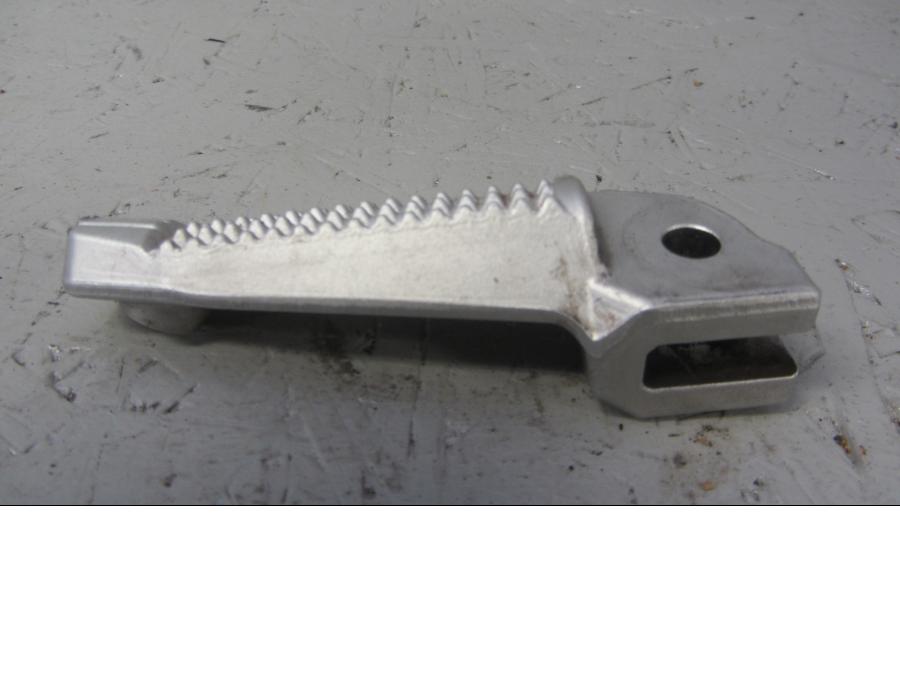 Baksidan på Fotpinne från en BMW F 800 R -2012 motorcykel.