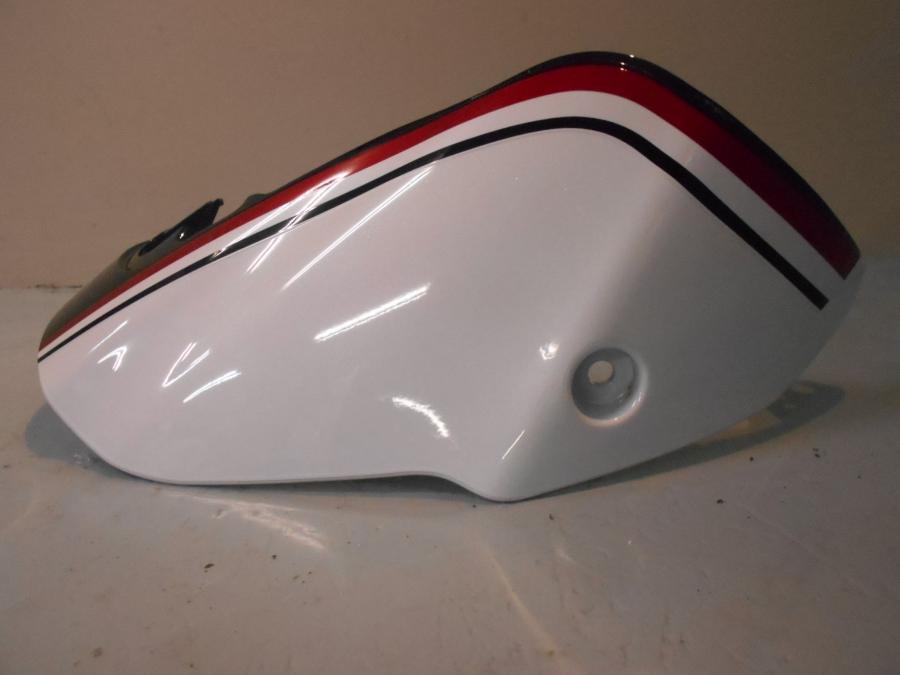 Snett uppifrån på Strålkastarkåpa från en Suzuki M 1800 -2006 motorcykel.