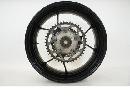 Framsidan på Hjulpaket från en Aprilia Tuono V4R -2011 motorcykel.