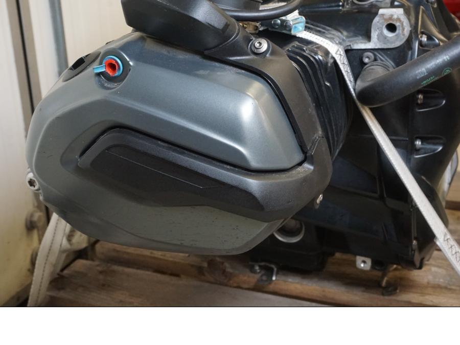 Vänster sida på Motor från en BMW R 1200 RS -2016 motorcykel.