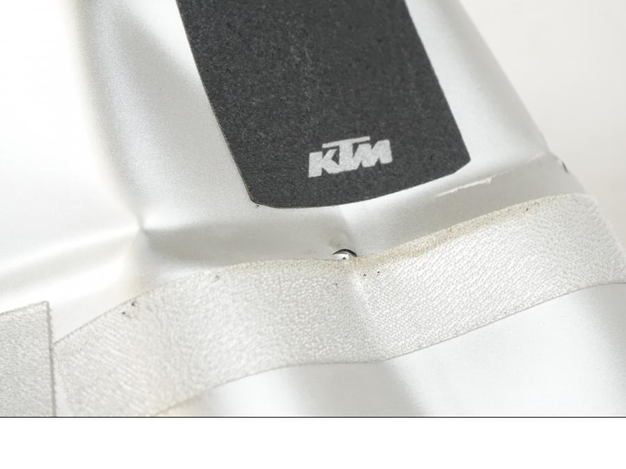 Snett uppifrån på Bensintank från en KTM 1290 Super Duke R -2022 motorcykel.