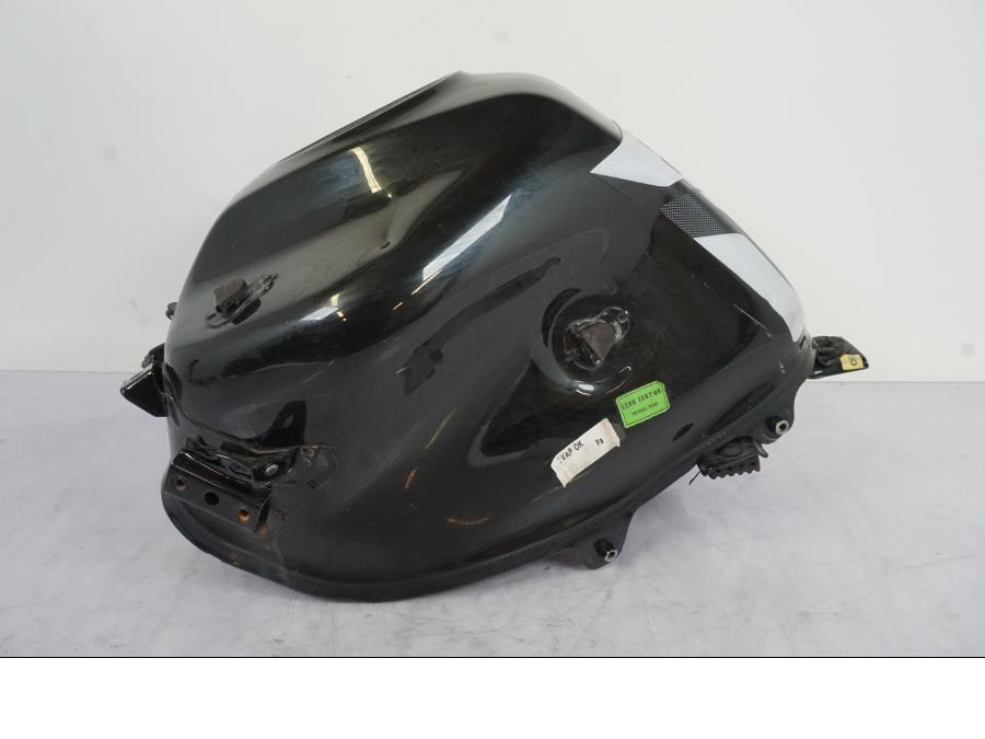 Snett uppifrån på Bensintank från en KTM 125 Duke -2017 motorcykel.