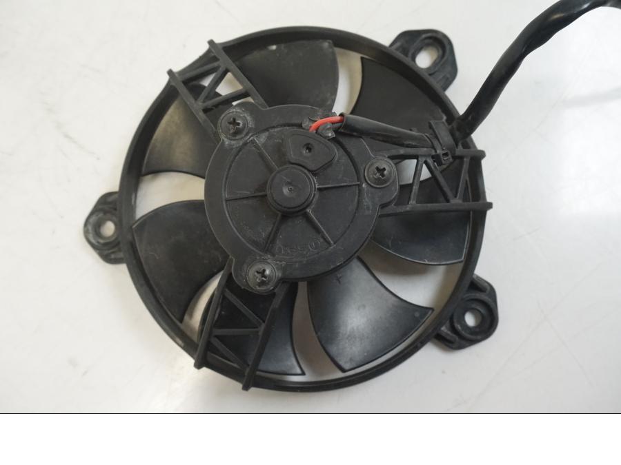 Höger sida på Vattenkylfläkt från en Ducati Hyperstrada -2013 motorcykel.