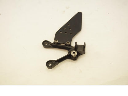 Framsidan på Fotpinnefäste från en Kawasaki ZX-6R -2008 motorcykel.