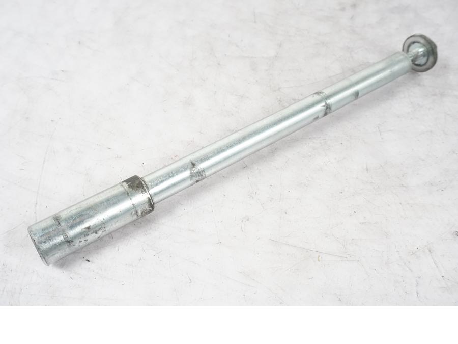 Framsidan på Axel från en KTM 390 Duke -2018 motorcykel.