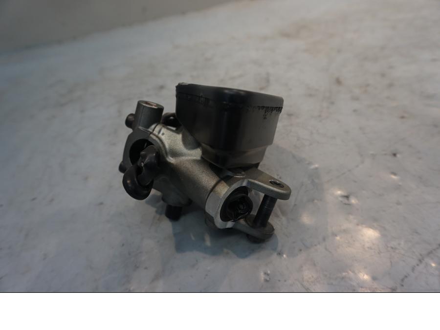 Framsidan på Bromshuvudcylinder från en Ducati Diavel -2015 motorcykel.