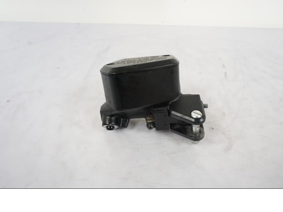 Framsidan på Kopplingshuvudcylinder från en Honda VFR 1200 -2010 motorcykel.