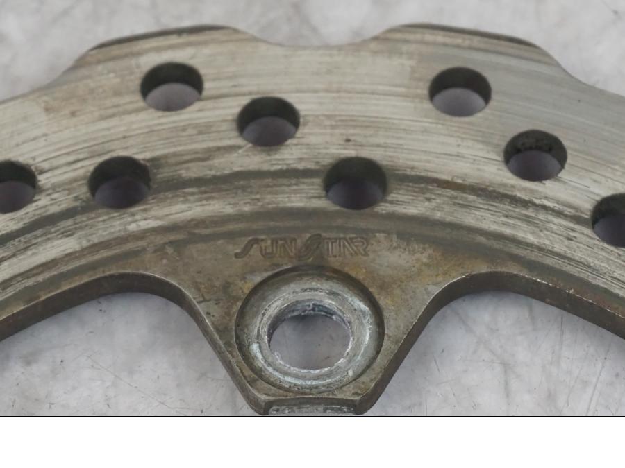 Snett nerifrån på Bromsskiva från en Kawasaki ZX-10R -2008 motorcykel.