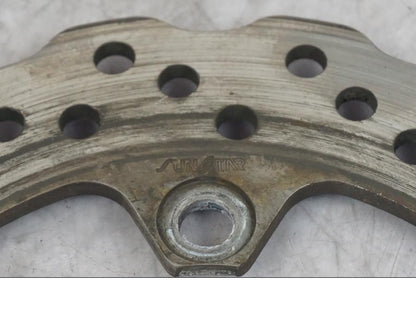 Snett nerifrån på Bromsskiva från en Kawasaki ZX-10R -2008 motorcykel.