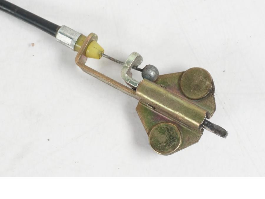 Vänster sida på <p>Sadellås från Suzuki GSX 750 W 2002.</p>

<p>Med 1st nyckel.</p> motorcykel.