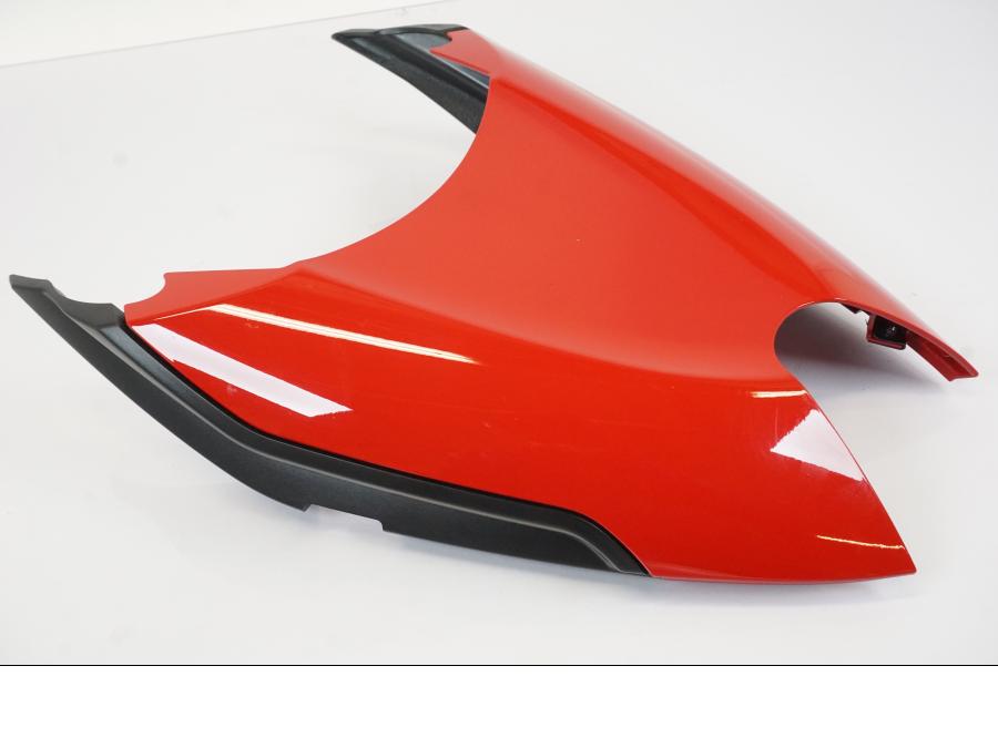 Vänster sida på Undertail från en Triumph Trident -2021 motorcykel.