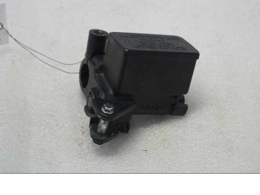 Framsidan på Bromshuvudcylinder från en Suzuki SV 650 -2016 motorcykel.