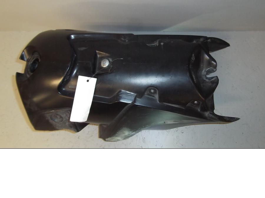 Vänster sida på Bensintank från en KTM 640 Duke -2002 motorcykel.