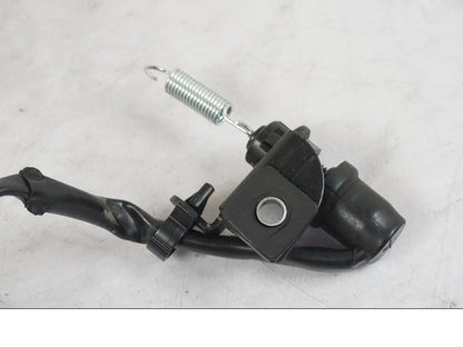 Snett nerifrån på Bromsljuskontakt från en Yamaha MT-09 -2020 motorcykel.