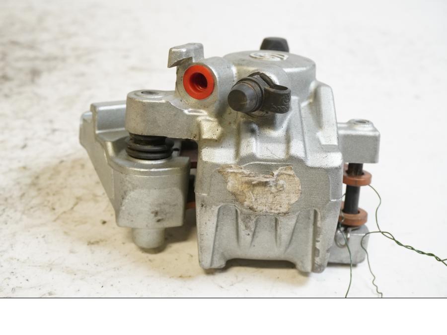 Baksidan på Bromsok från en KTM 990 Super Duke -2010 motorcykel.