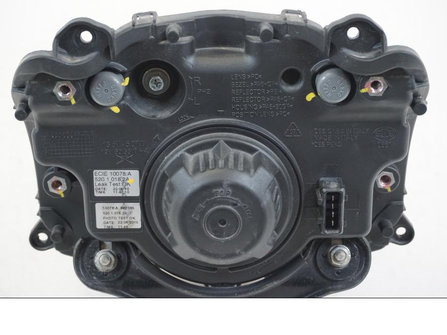 Extrabild1 på Strålkastare från en Ducati Streetfighter S -2011 motorcykel.